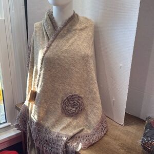 Francesca’s
Shawl with Crochet Flower